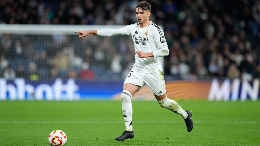  Raúl Asencio en un partido con el Real Madrid