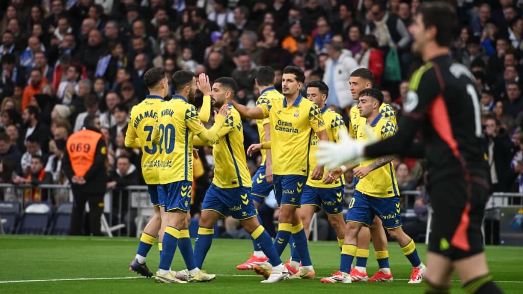 Los jugadores de Las Palmas celebran el 0-1 en el Bernabéu