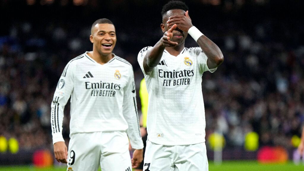  Vinicius celebrando junto a Kylian Mbappé (Cordon Press)