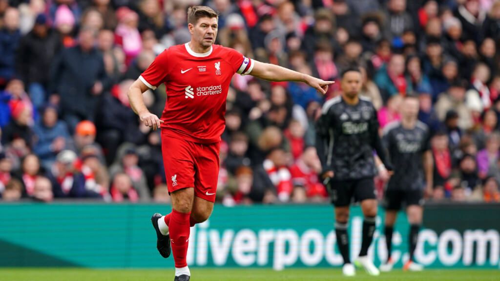 Steven Gerrard es un ídolo de Jude Bellingham y se pensó que le llevaría al Liverpool (captura: