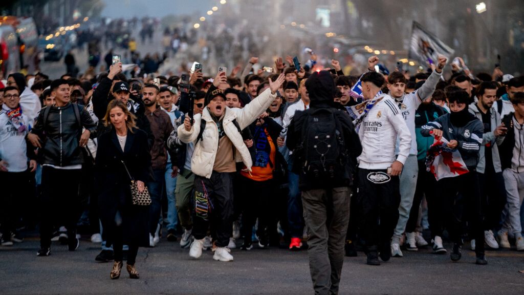 Aficionados del Real Madrid recibiendo al equipo (Europa Press)