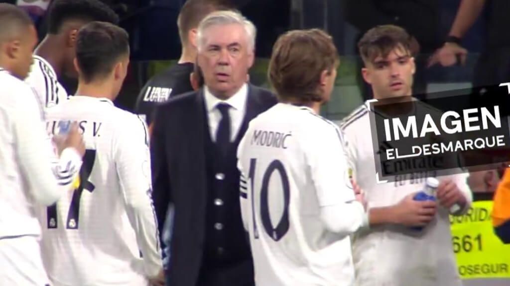  Carlo Ancelotti hablando con sus jugadores (ElDesmarque)