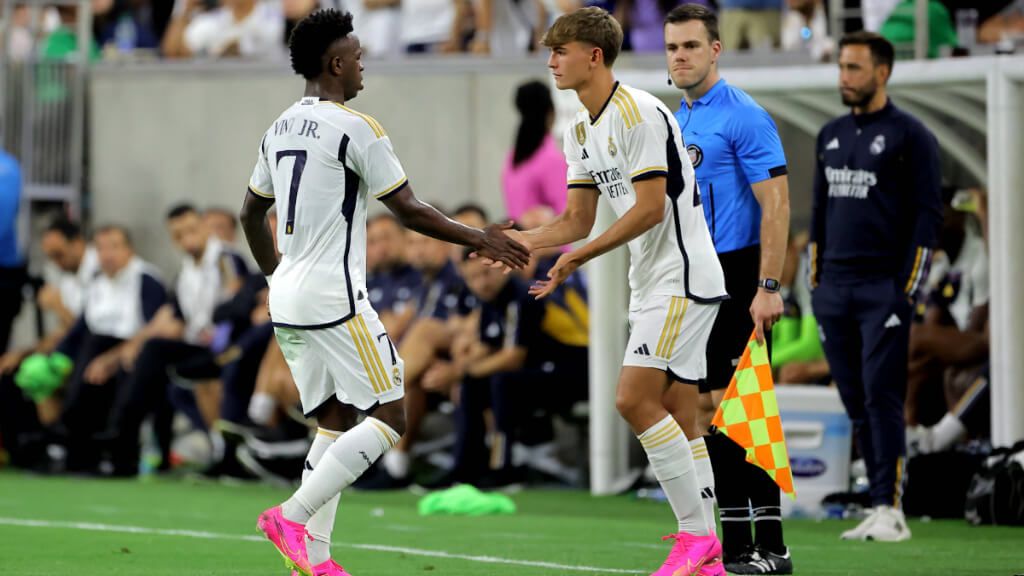  Nico Paz entrando de cambio por Vinícius (Cordon Press)