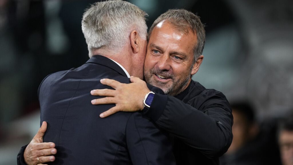  Carlo Ancelotti y Hansi Flick antes de un Clásico