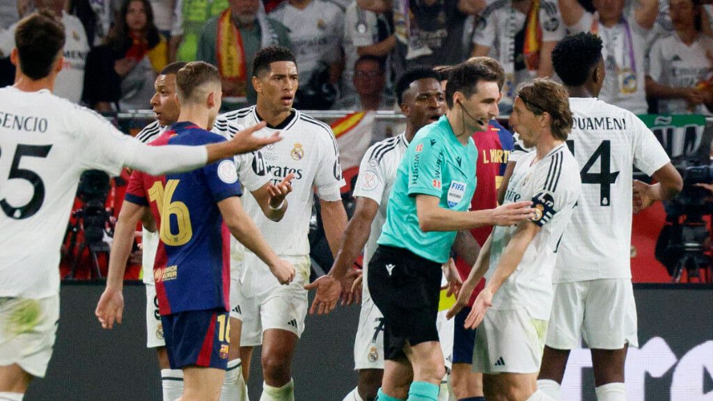  Jugadores del Real Madrid protestando al árbitro (Cordon Press)