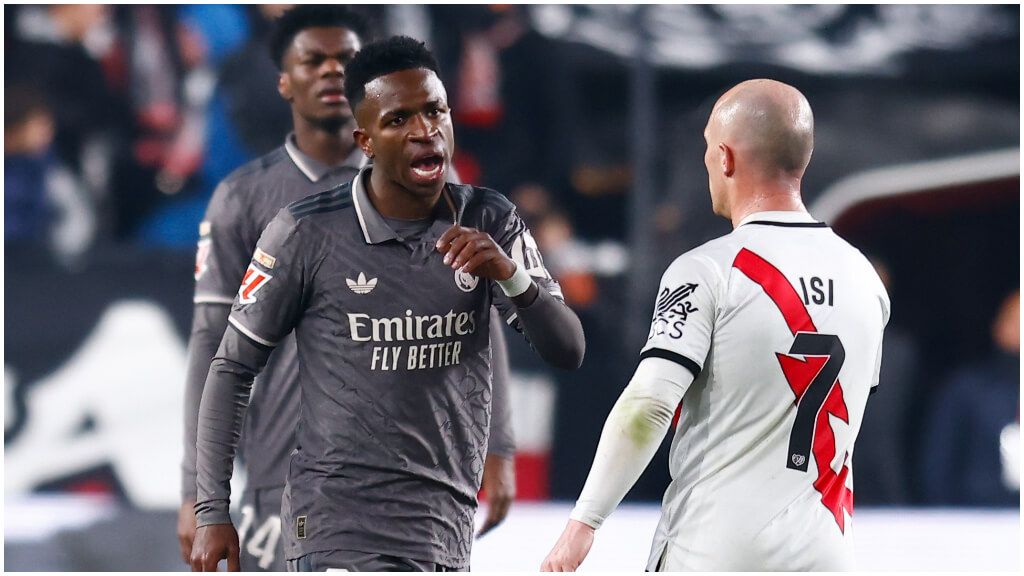  Vinicius Jr protestando a Isi en un partido contra el Rayo Vallecano. (Fuente: Europa Press)