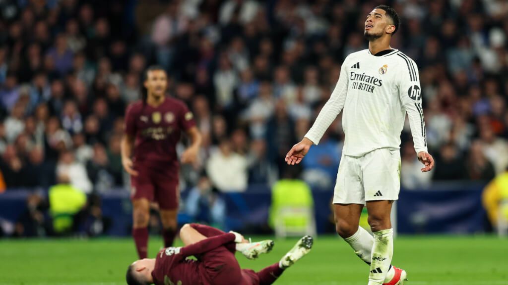  Jude Bellingham tras hacer una falta a Phoden (Cordon Press)