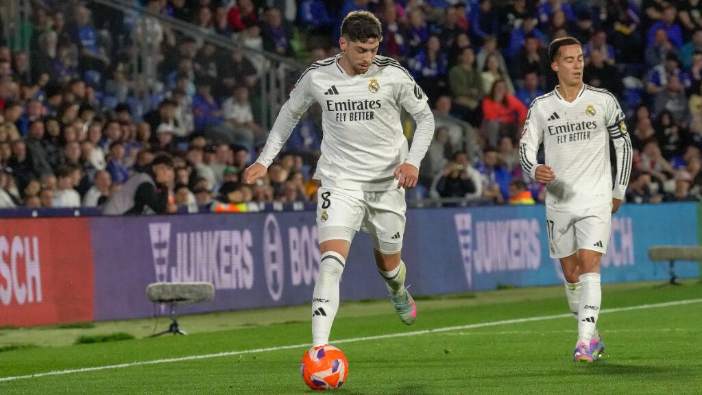  Fede Valverde, junto a Lucas Vázquez, en un partido del Real Madrid (foto: Cordon Press).