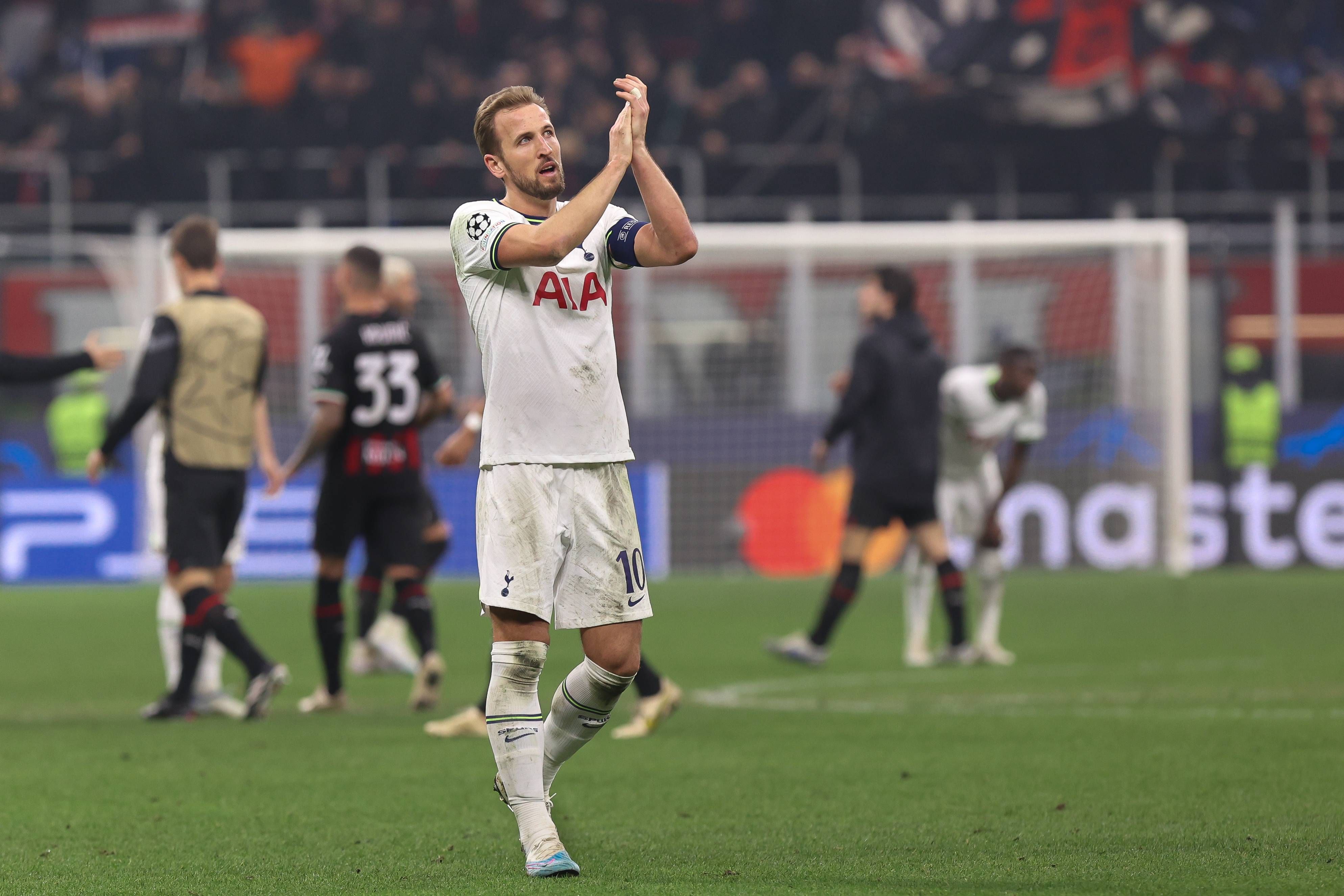  Harry Kane, agradeciendo a la afición del Tottenham en San Siro.