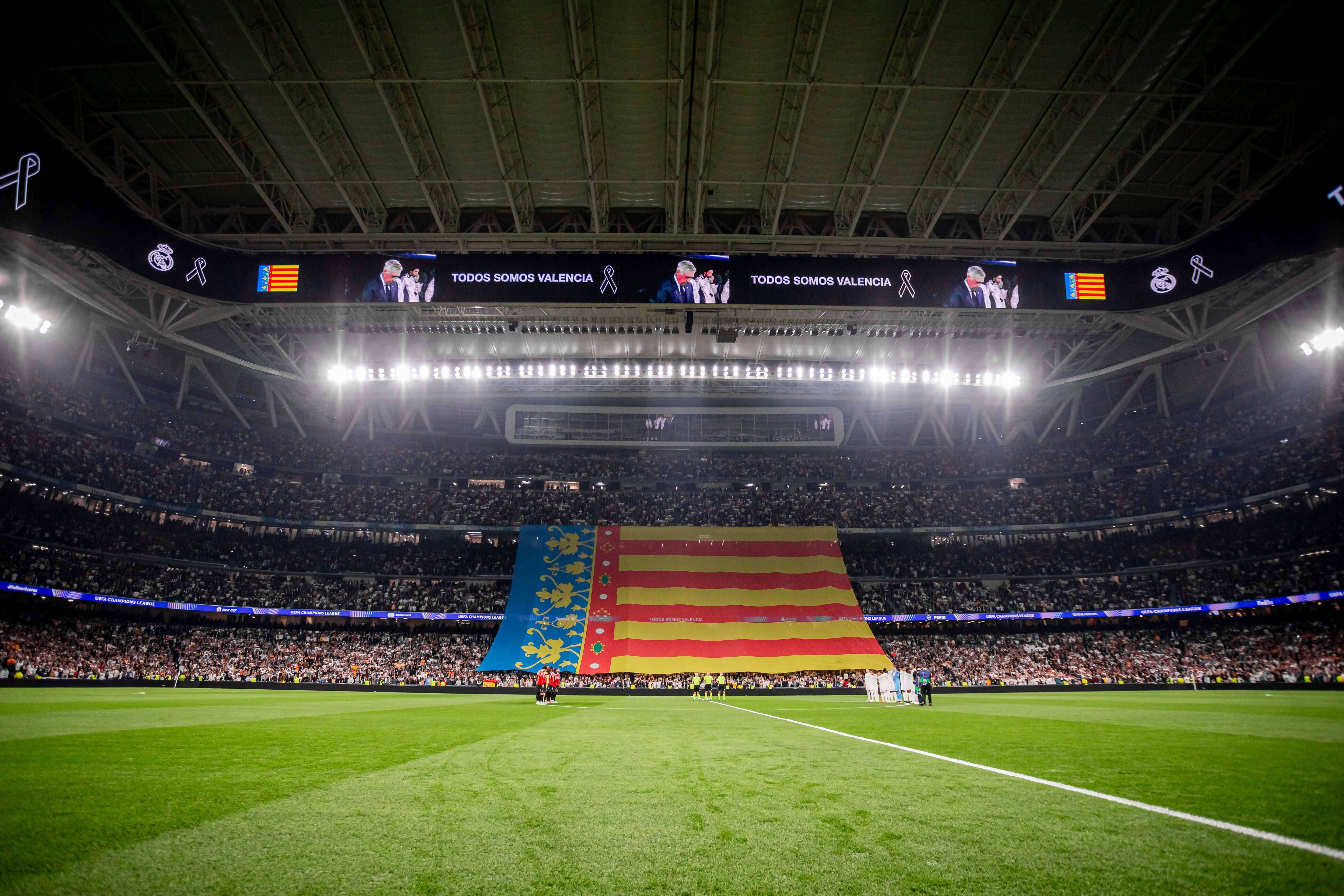  Homenaje a los afectados por la DANA en el Bernabéu (Cordon Press)