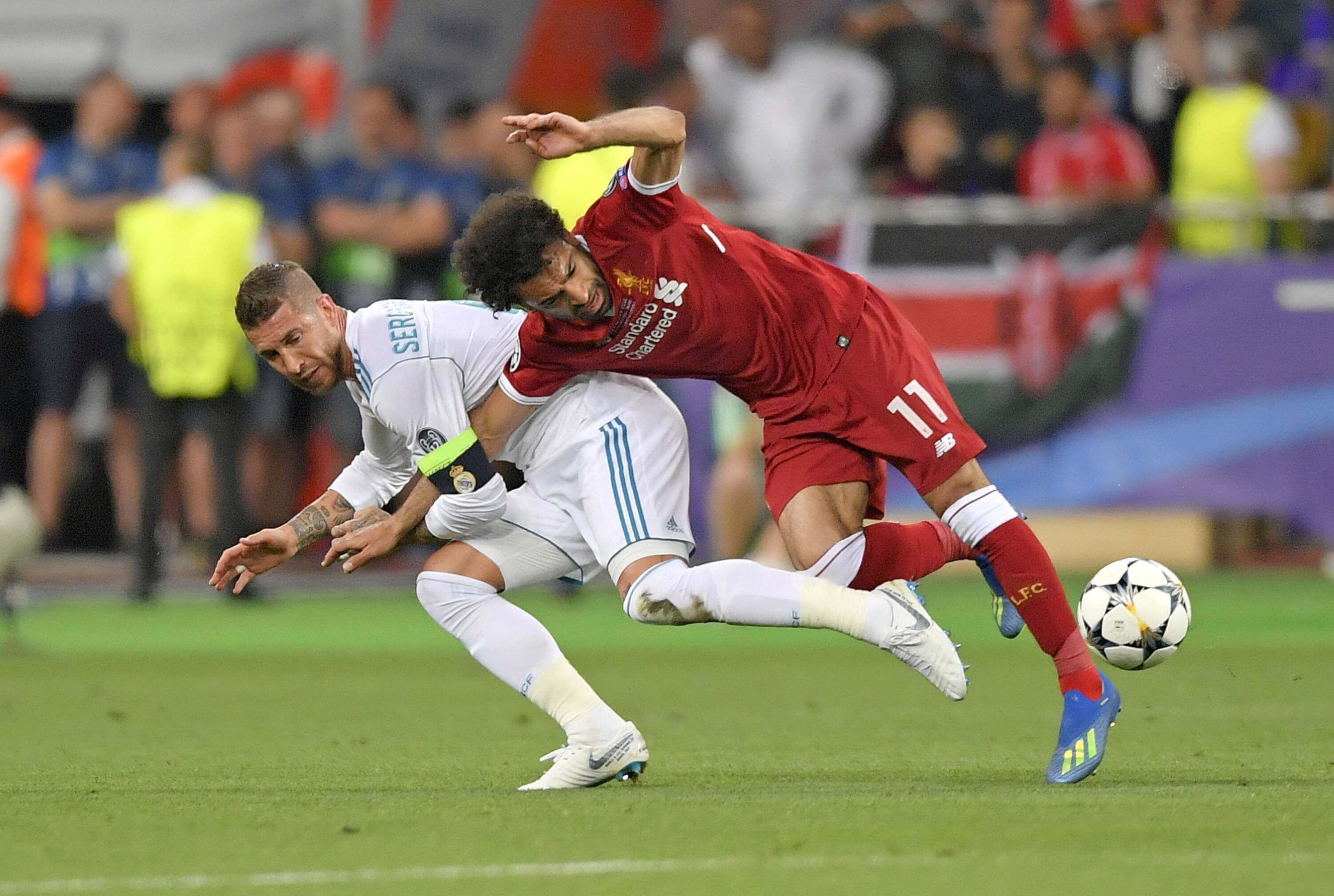  Sergio Ramos lesionando a Mohamed Salah (Cordon Press)