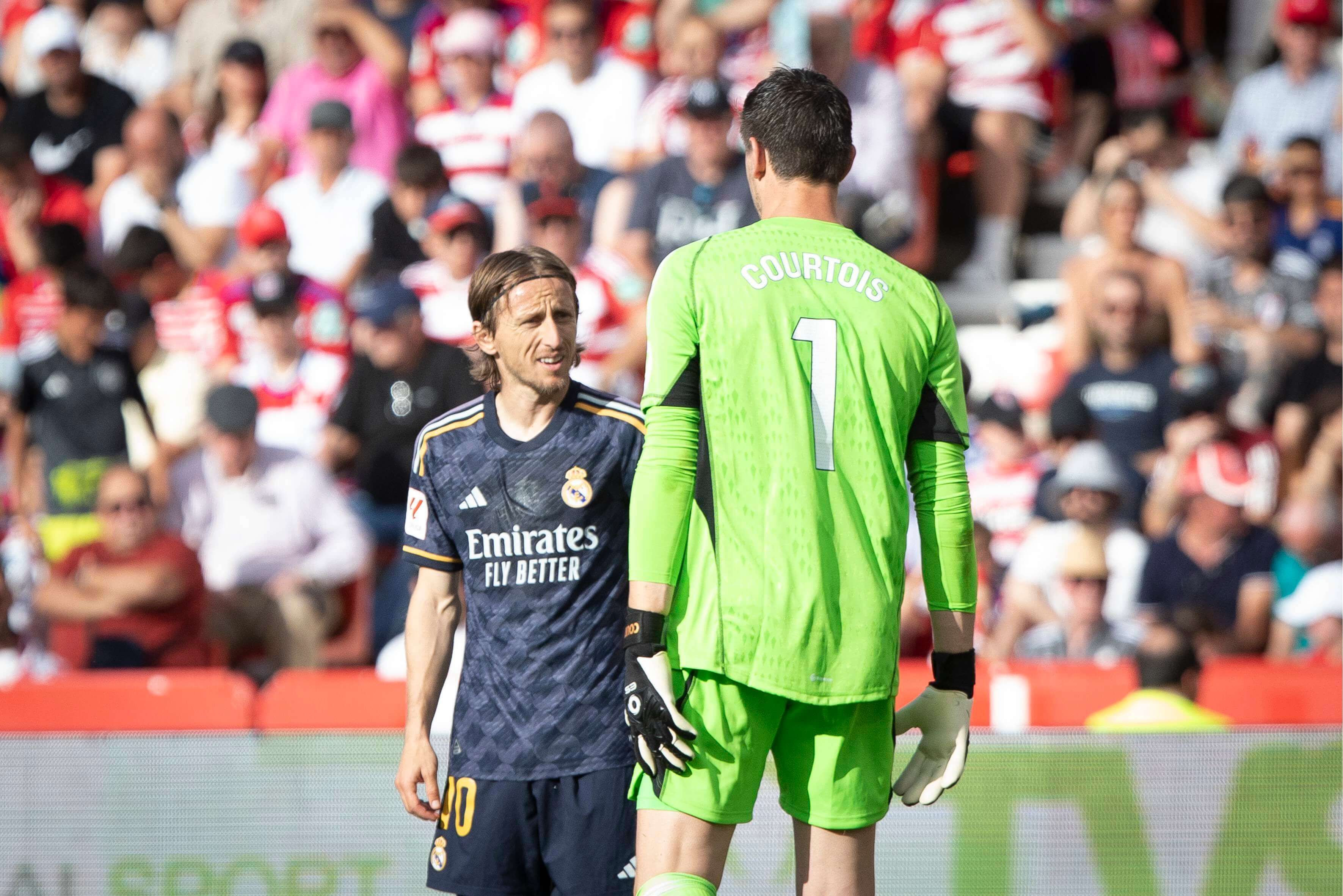 Luka Modric y Thibaut Courtois charlan en el Granada-Real Madrid.