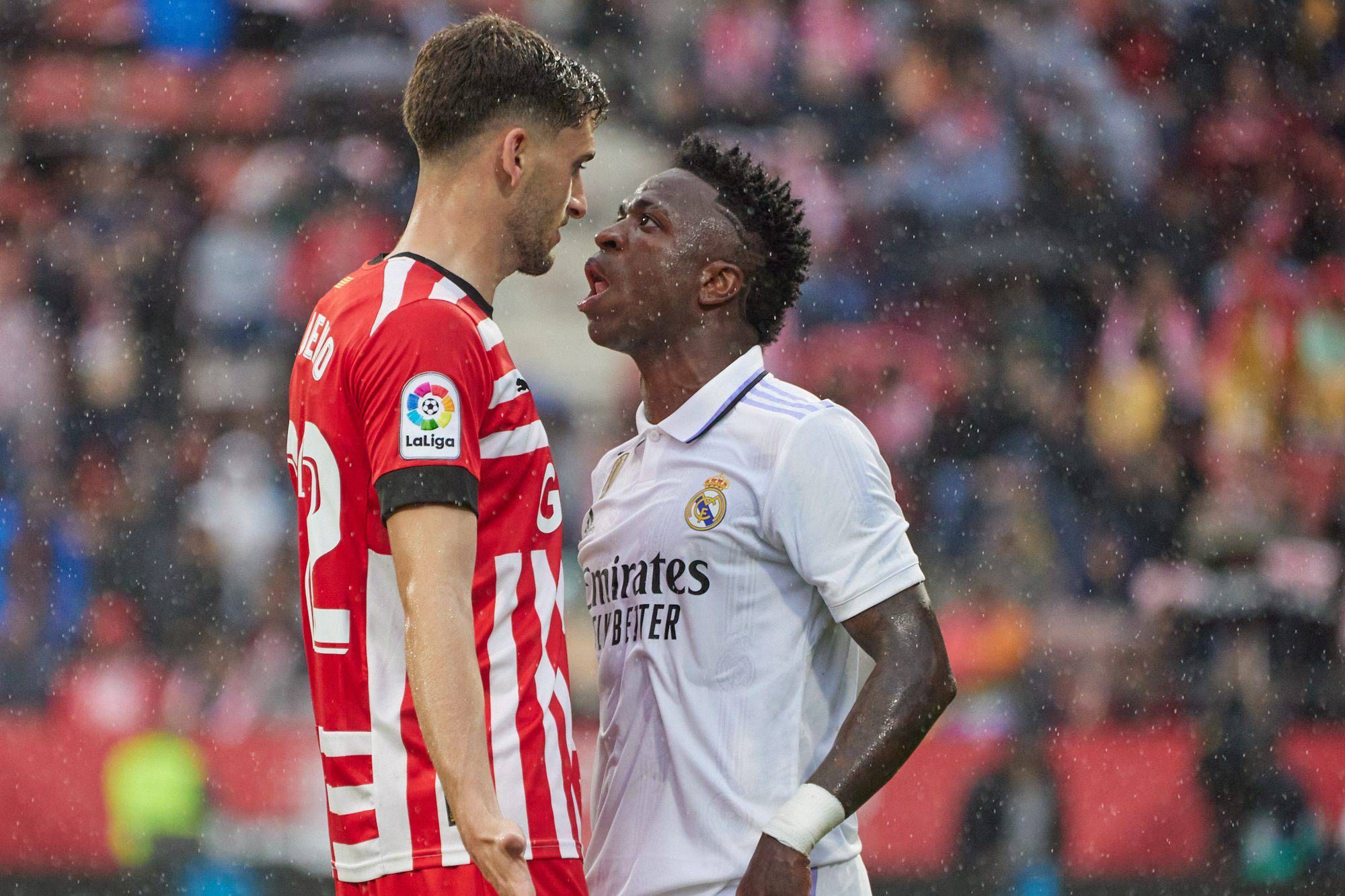 Vinicius encarándose a uno de los rivales