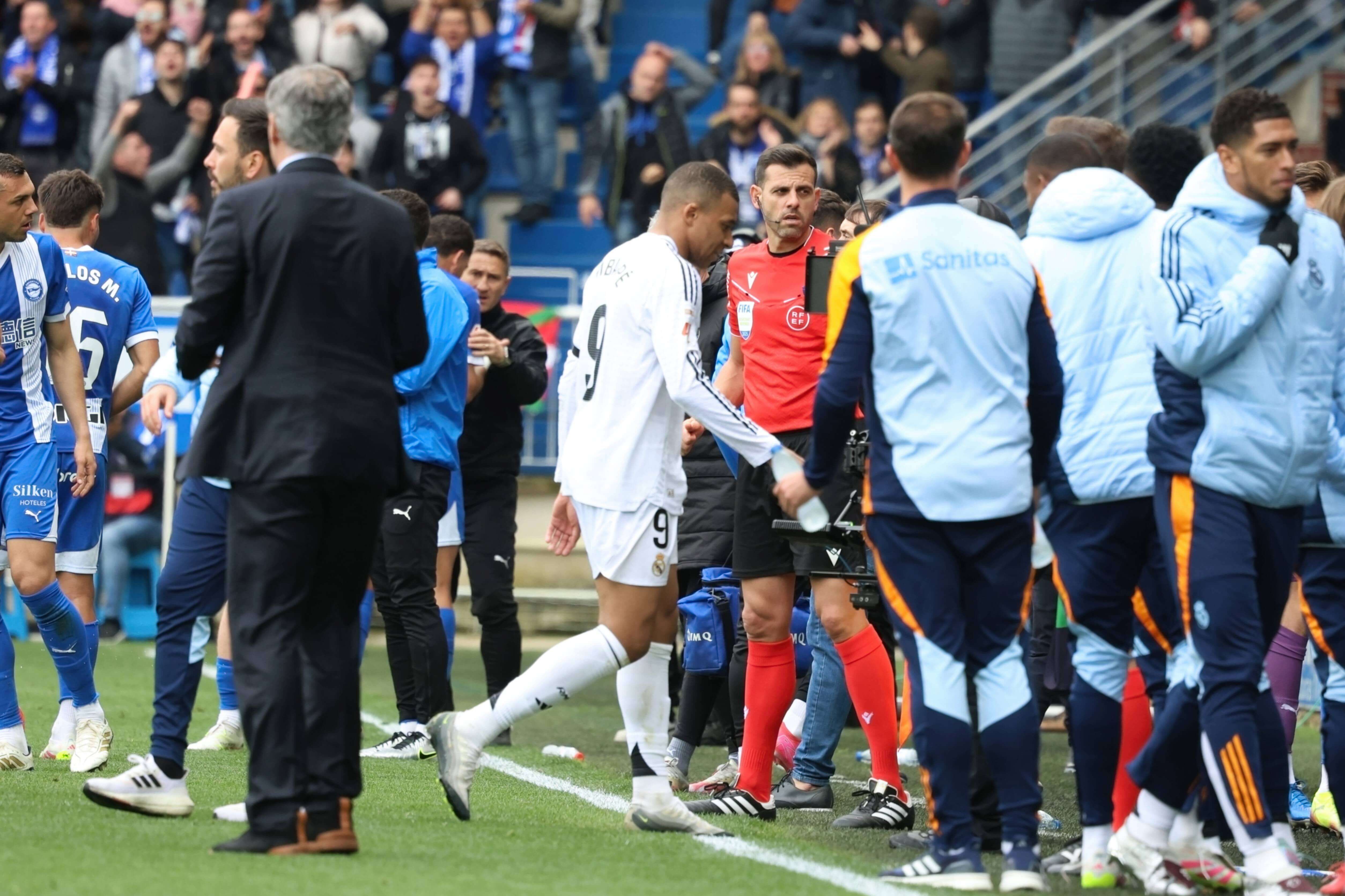  Mbappé en su momento de la expulsión ante el Alavés (Cordon Press)