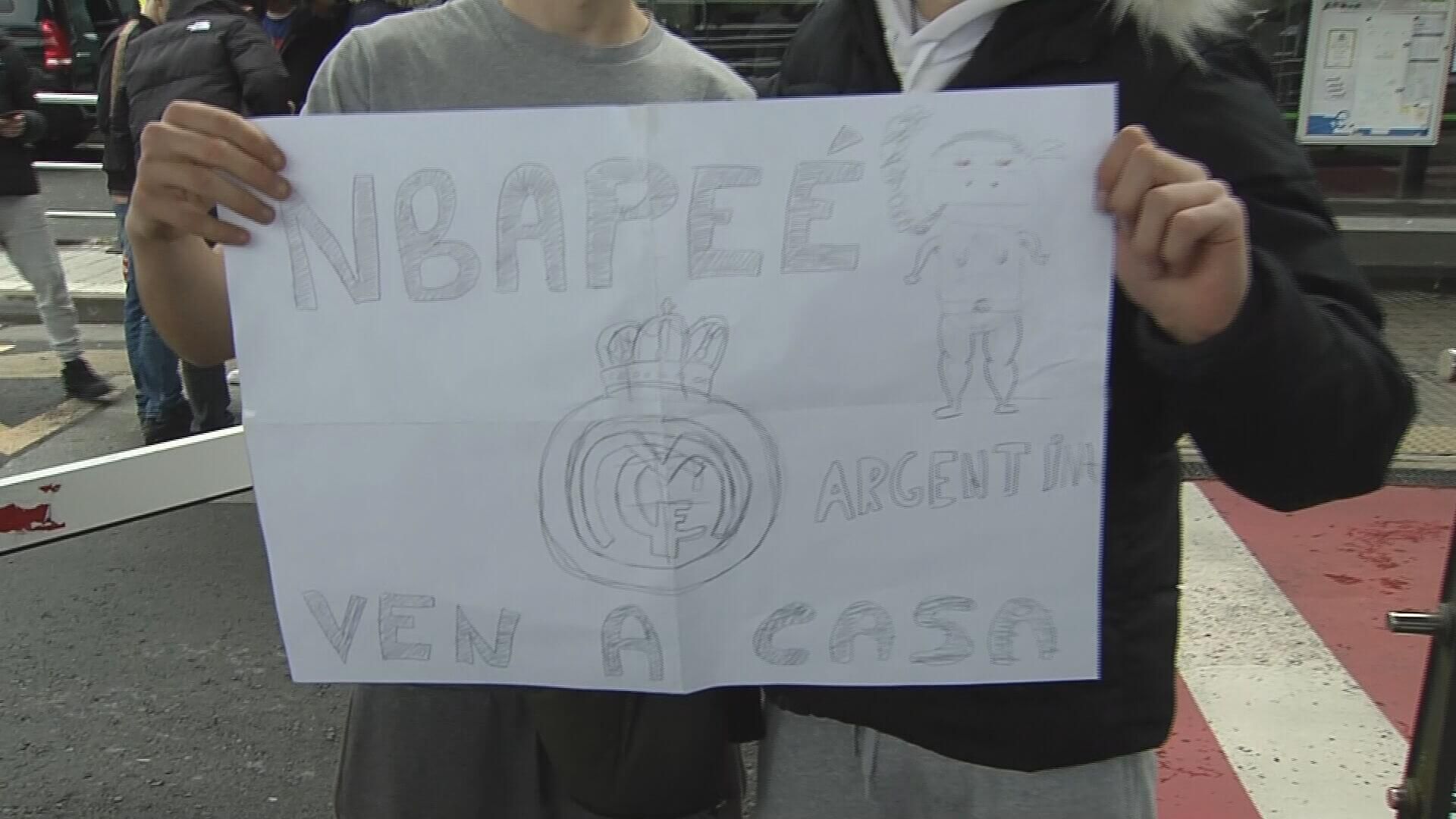  La pancarta, con el escudo del Real Madrid, que Mbappé no firmó