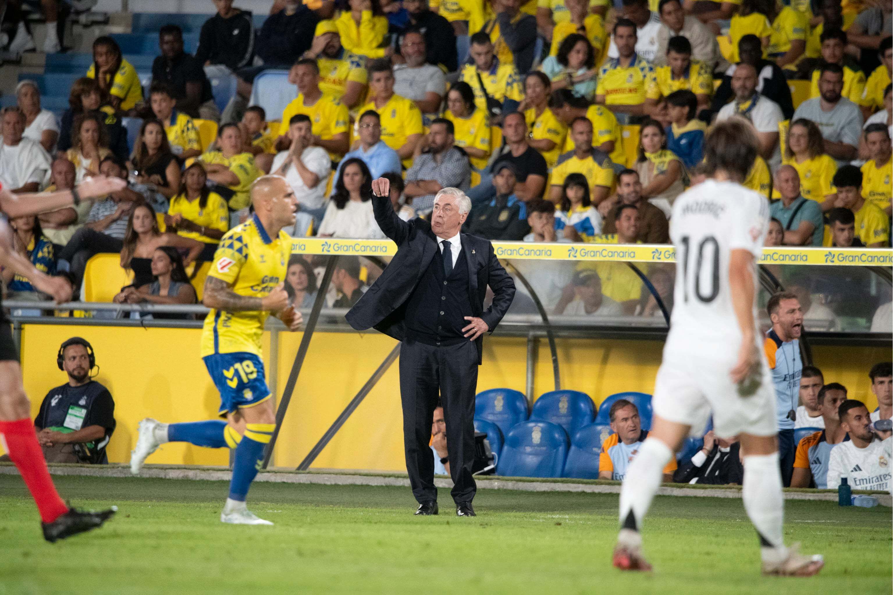 Ancelotti da indicaciones en el Las Palmas-Real Madrid.
