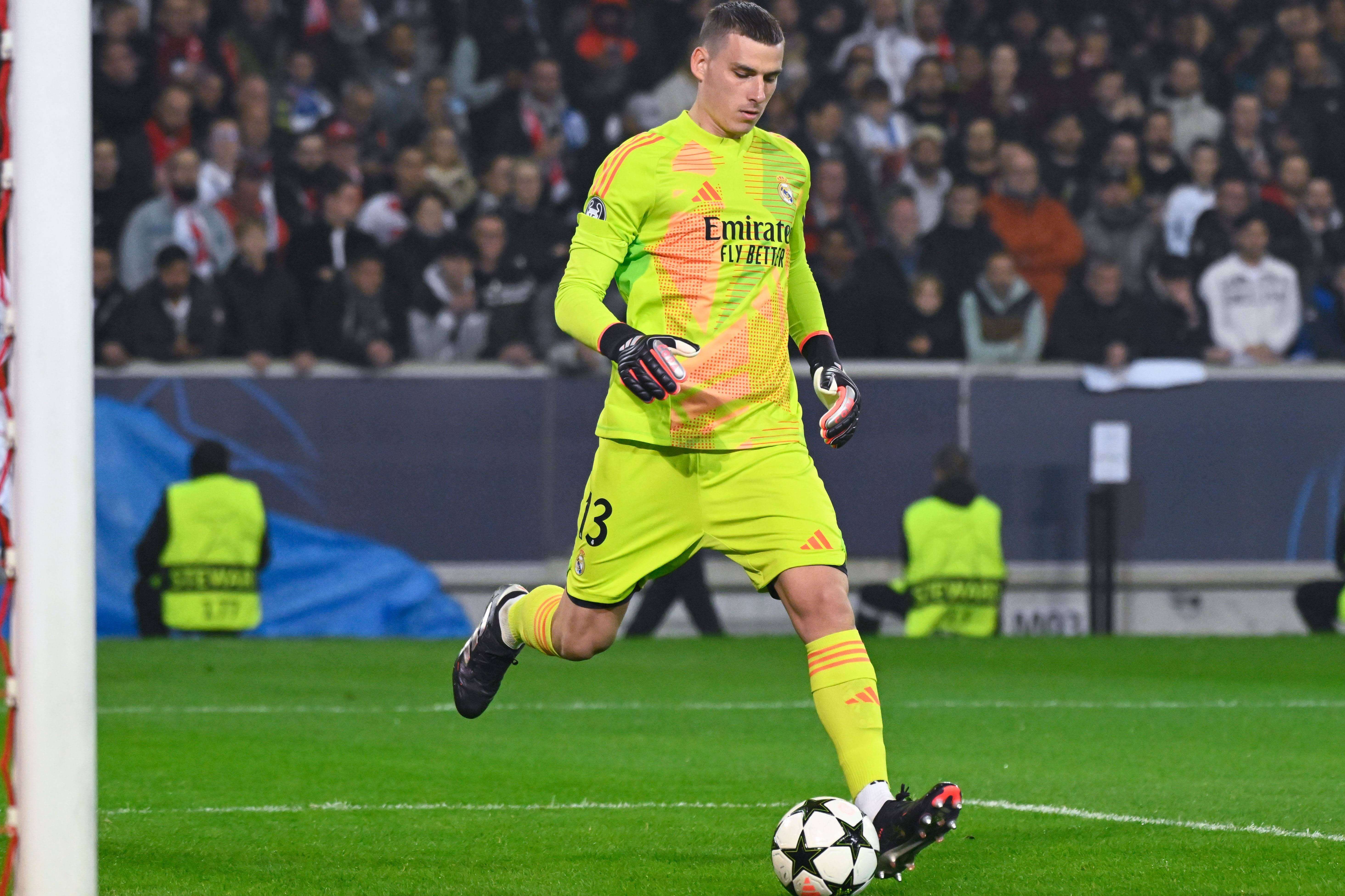 Andriy Lunin busca un pase en el Lille-Real Madrid.