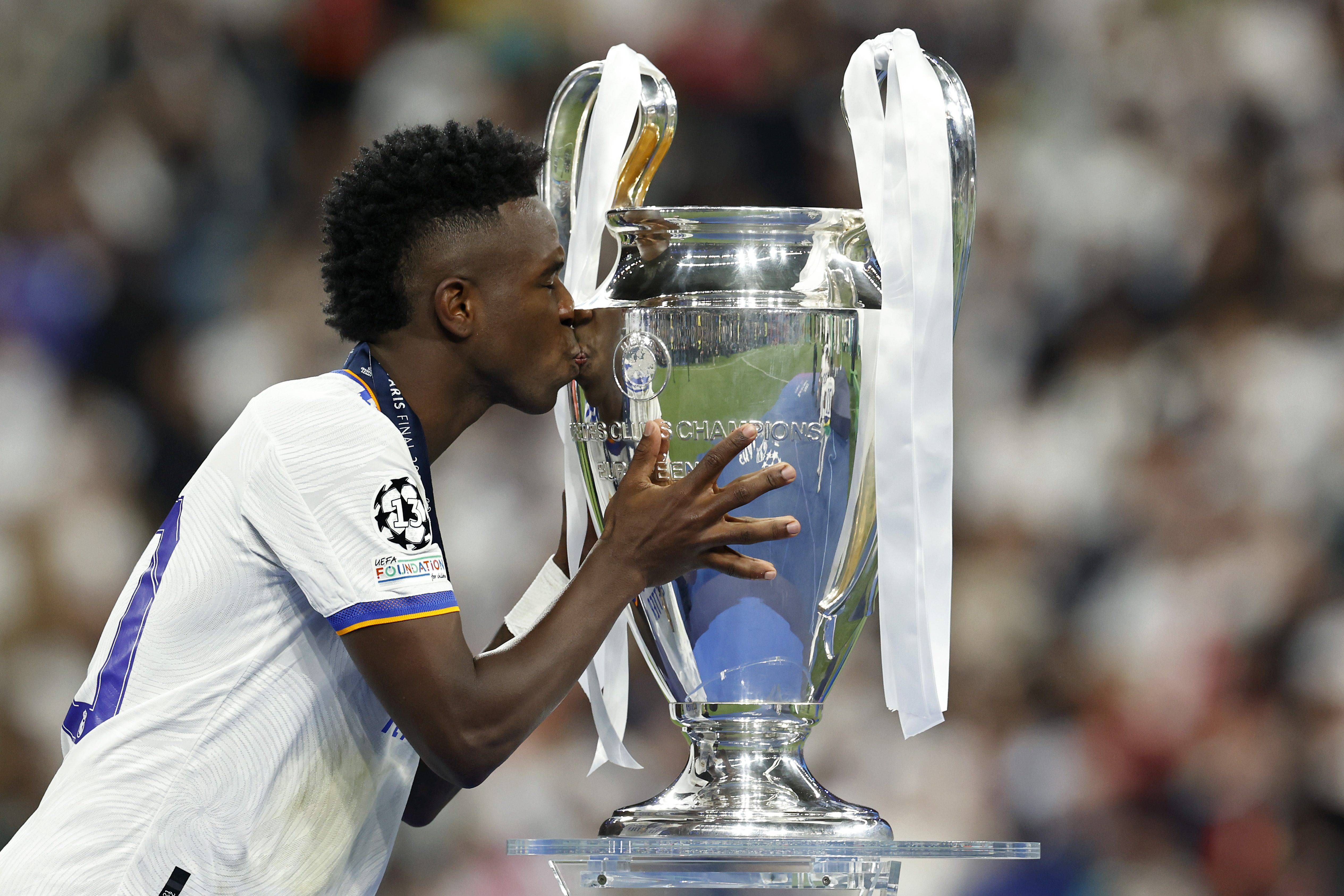  Vinícius Jr. besa la Champions conquistada con el Real Madrid.