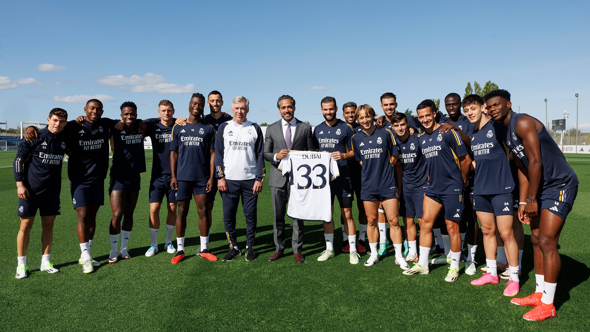  Los jugadores del Real Madrid posan con el nuevo patrocinador del club.