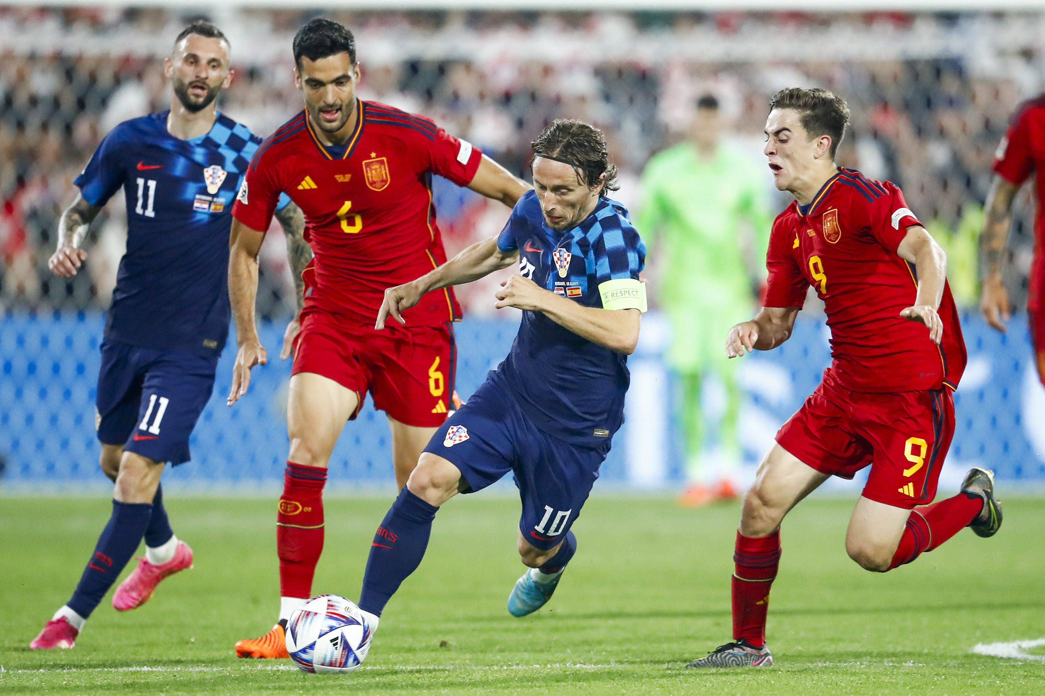  Luka Modric frente a Mikel Merino y Gavi.jpg