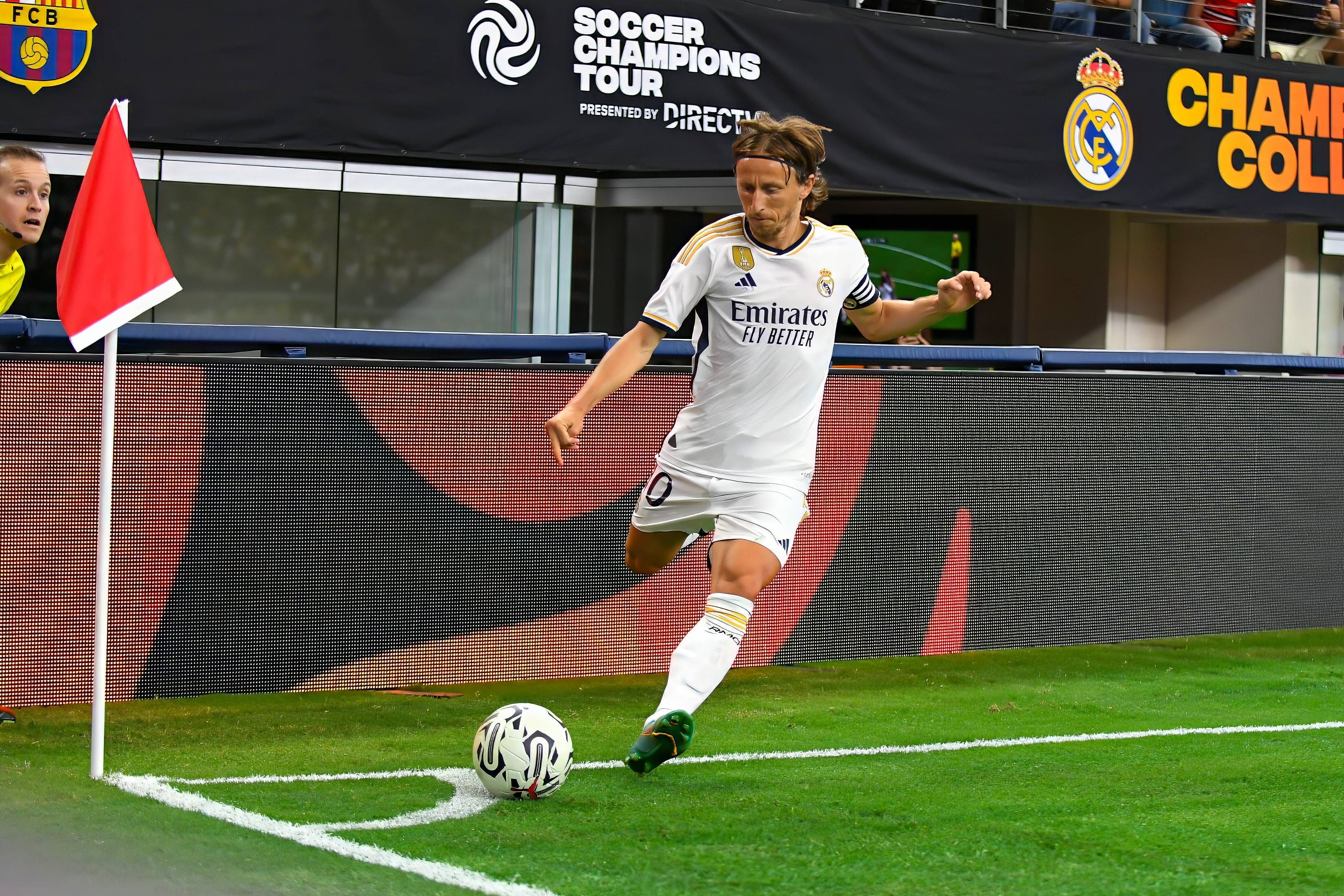  Luka Modric, lanzando un córner en el Barcelona-Real Madrid de pretemporada.