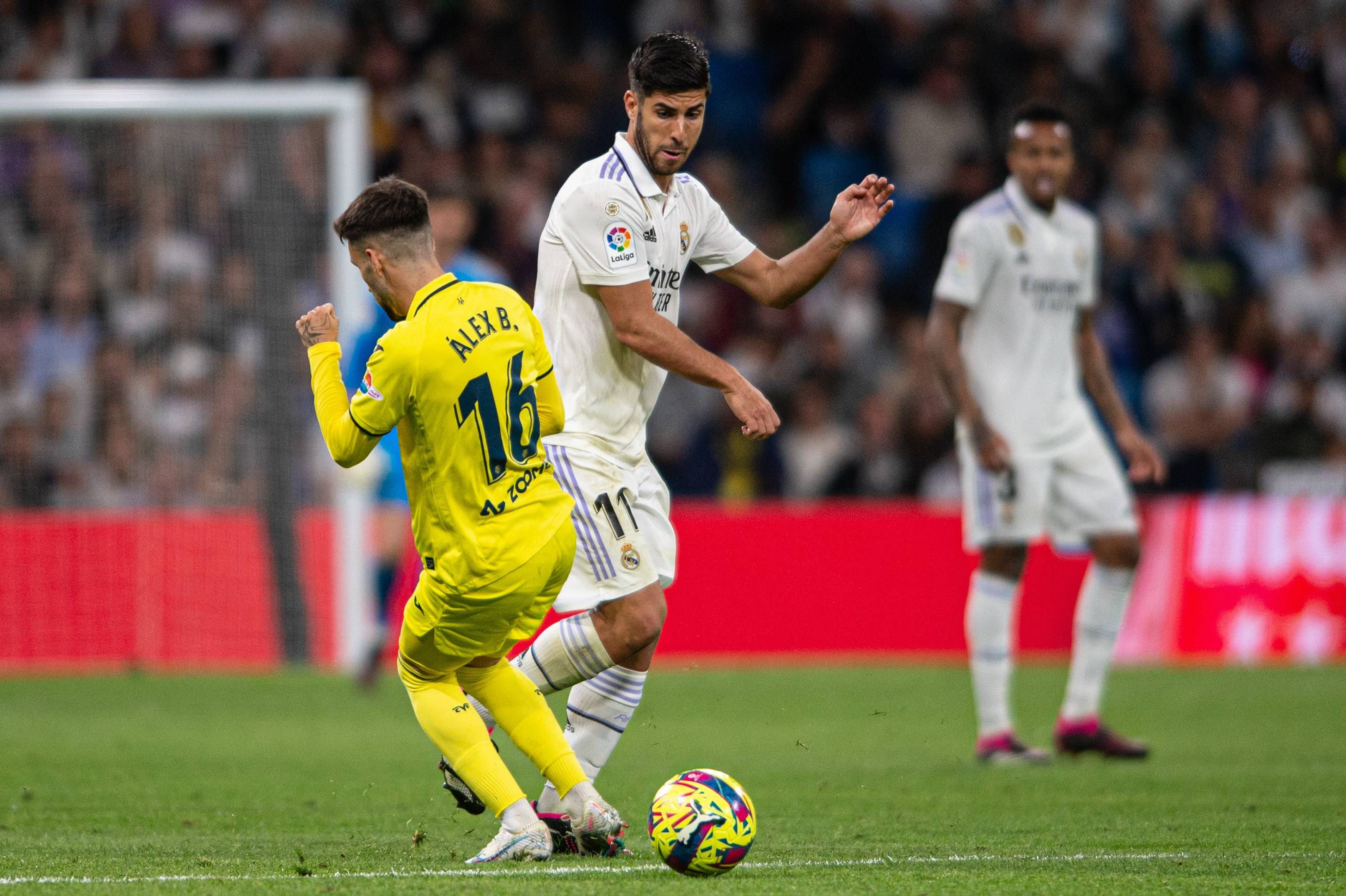  Marco Asensio pelea un balón con Álex Baena en el Real Madrid-Villarreal.