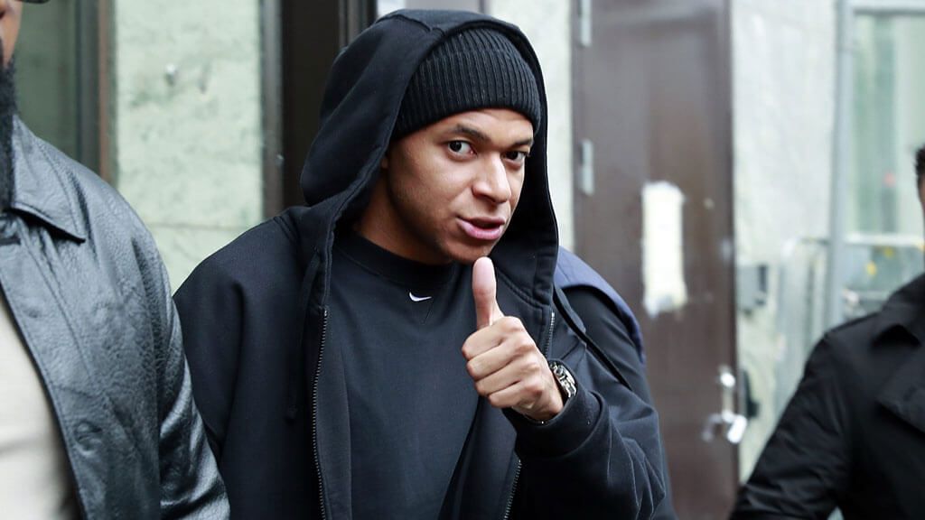  Kylian Mbappé abandona el Bank Hotel de Estocolmo durante su visita en octubre de 2024.