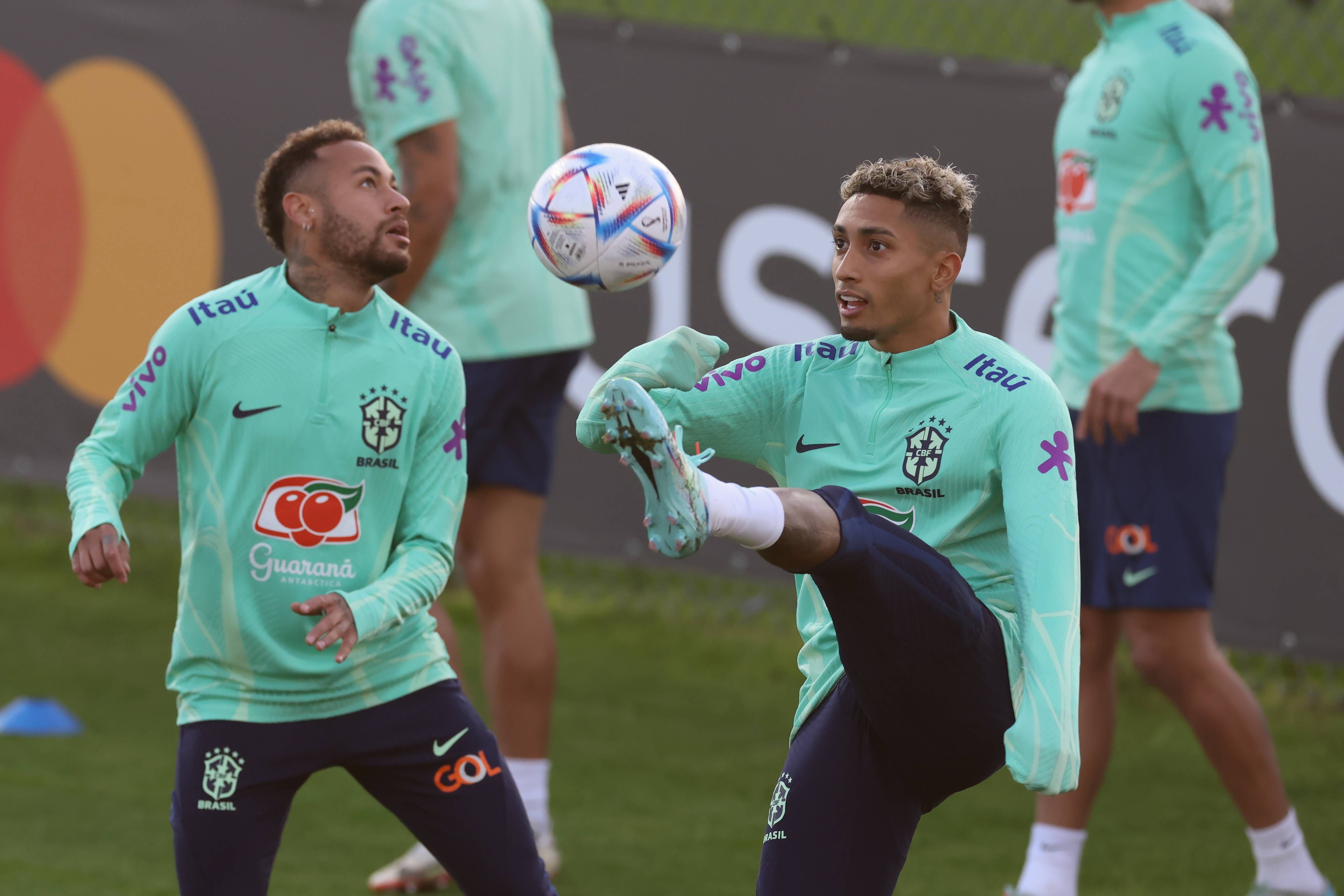  Neymar y Raphinha, en un entrenamiento con Brasil en el Mundial de Qatar 2022.