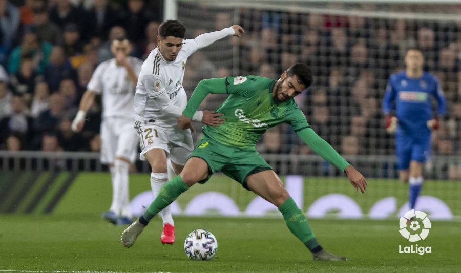  Brahim y Mikel Merino disputan un balón.