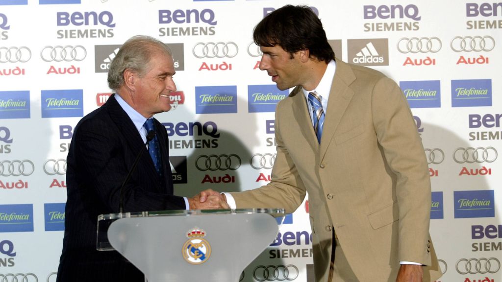 Ramón Calderón, junto a Van Nistelrooy en su presentación en 2006 (Cordon Press)