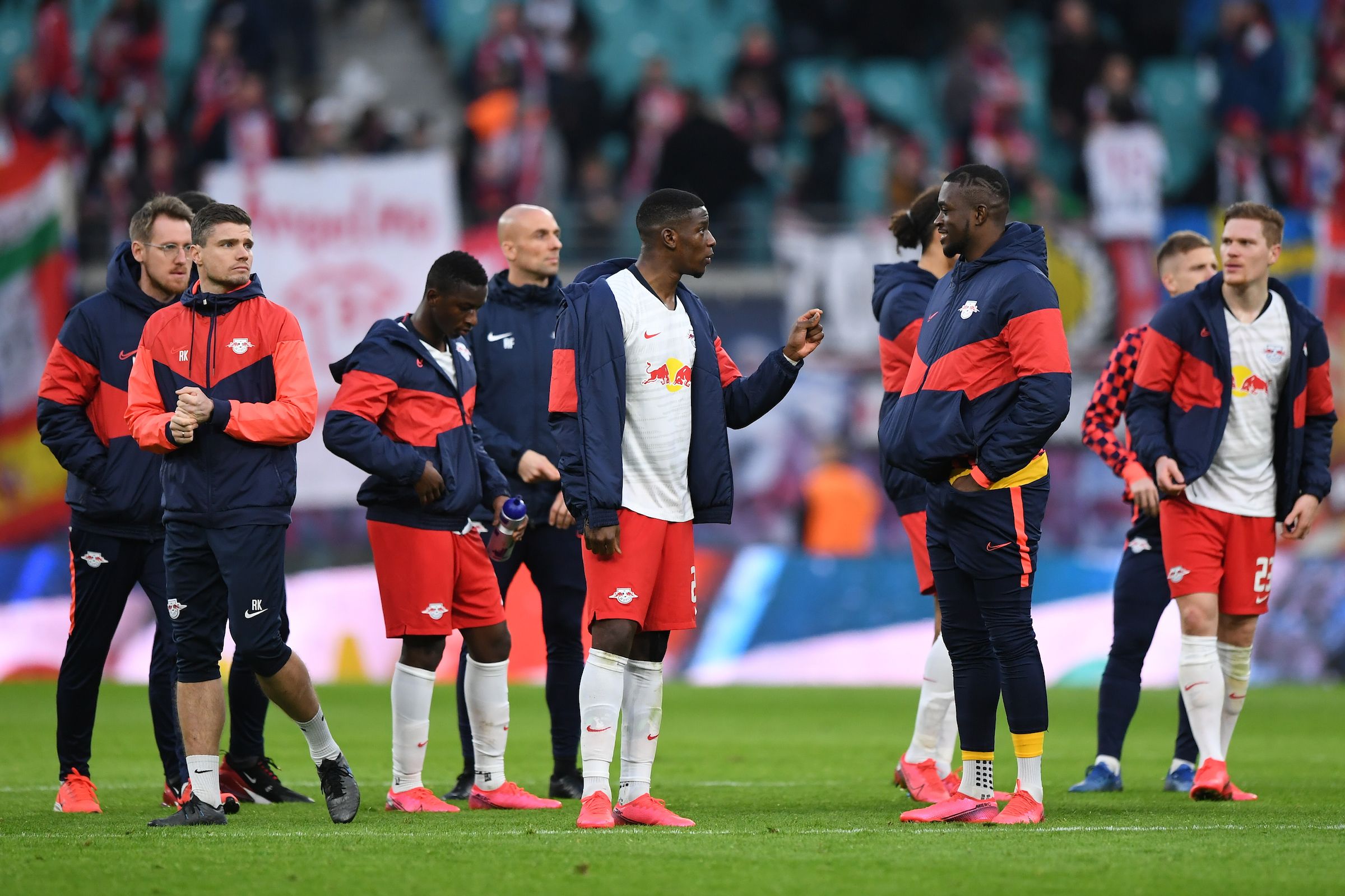  Los jugadores del RB Leipzig, tras empatar con el Leverkusen.