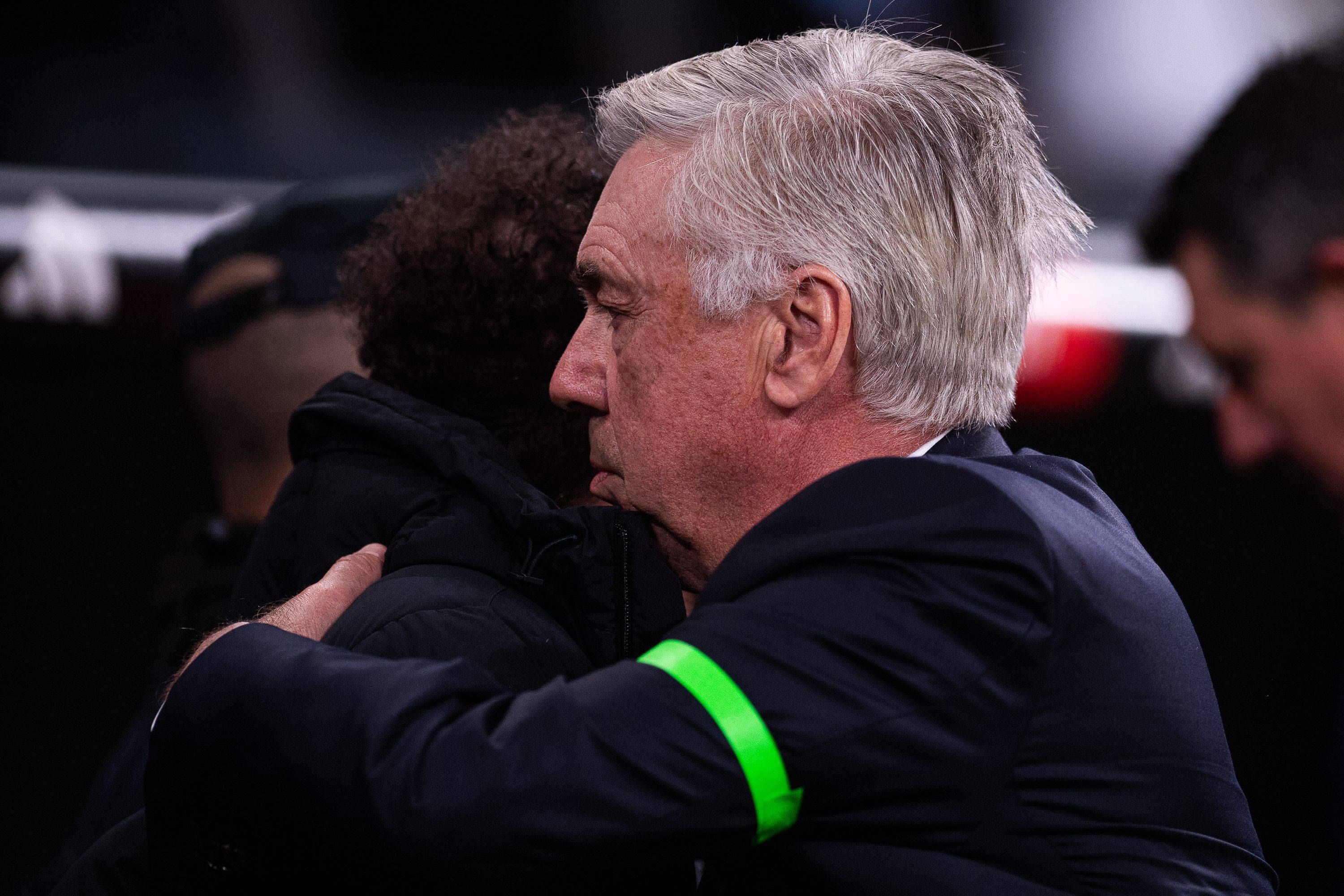 Carlo Ancelotti abraza a Simeone en el derbi Real Madrid-Atlético.