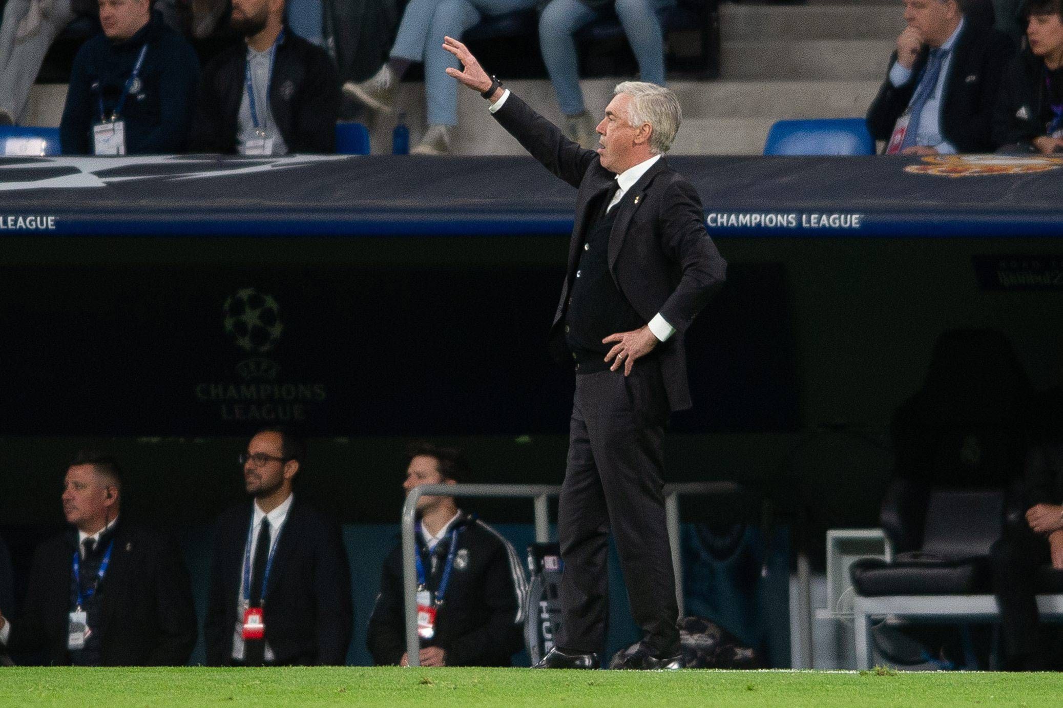 Carlo Ancelotti da instrucciones en el Real Madrid-Chelsea.