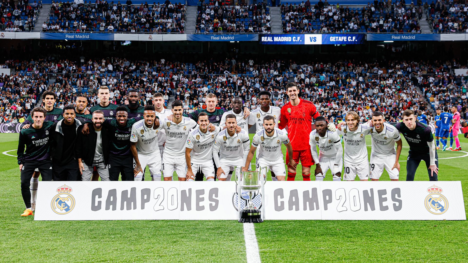  Los jugadores del Real Madrid posan con la Copa del Rey.