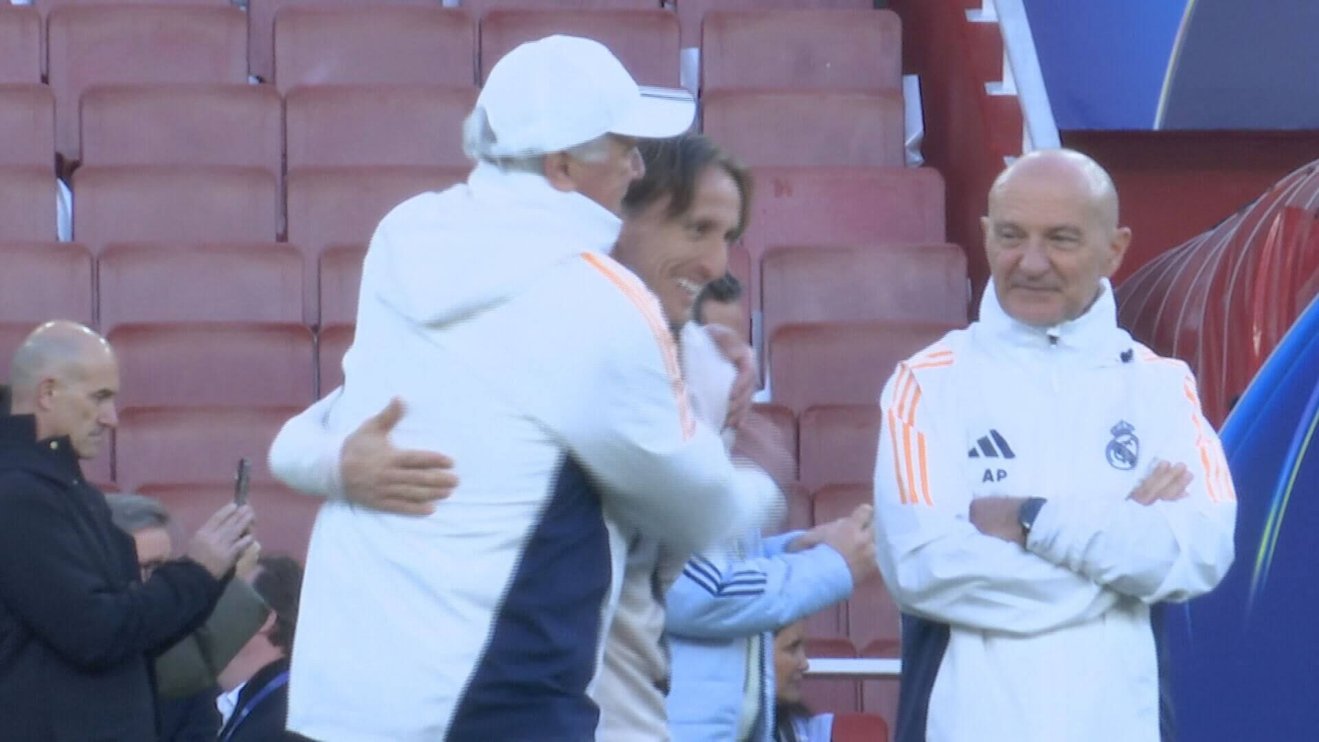 Ancelotti abrazándose con Modric (ElDesmarque)