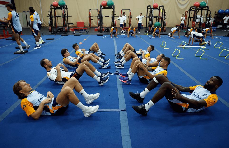  Los jugadores del Real Madrid entrenando en el gimnasio.