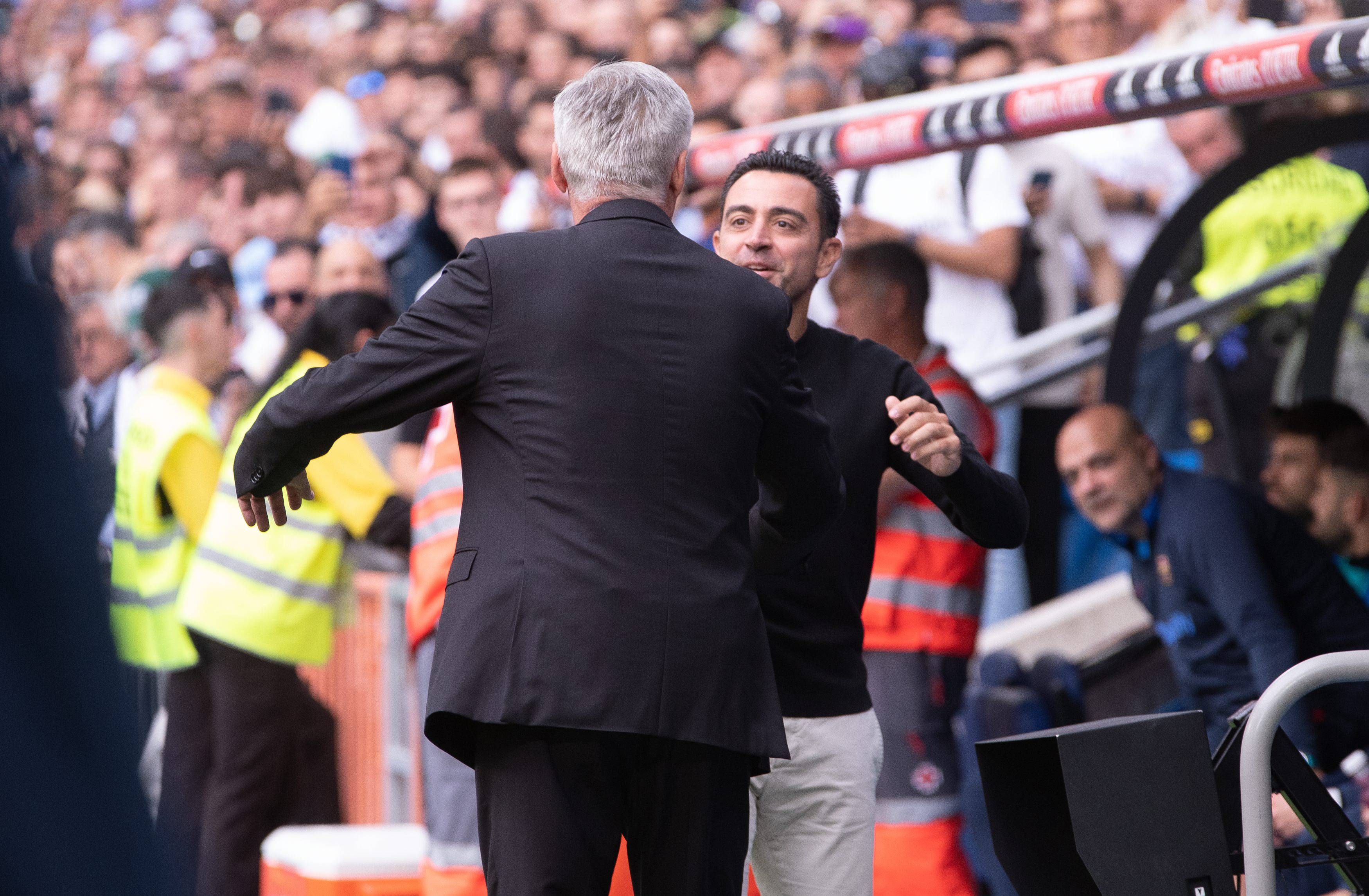 Saludo entre Carlo Ancelotti y Xavi Hernández en el Clásico Real Madrid-Barcelona (FOTO: EFE).