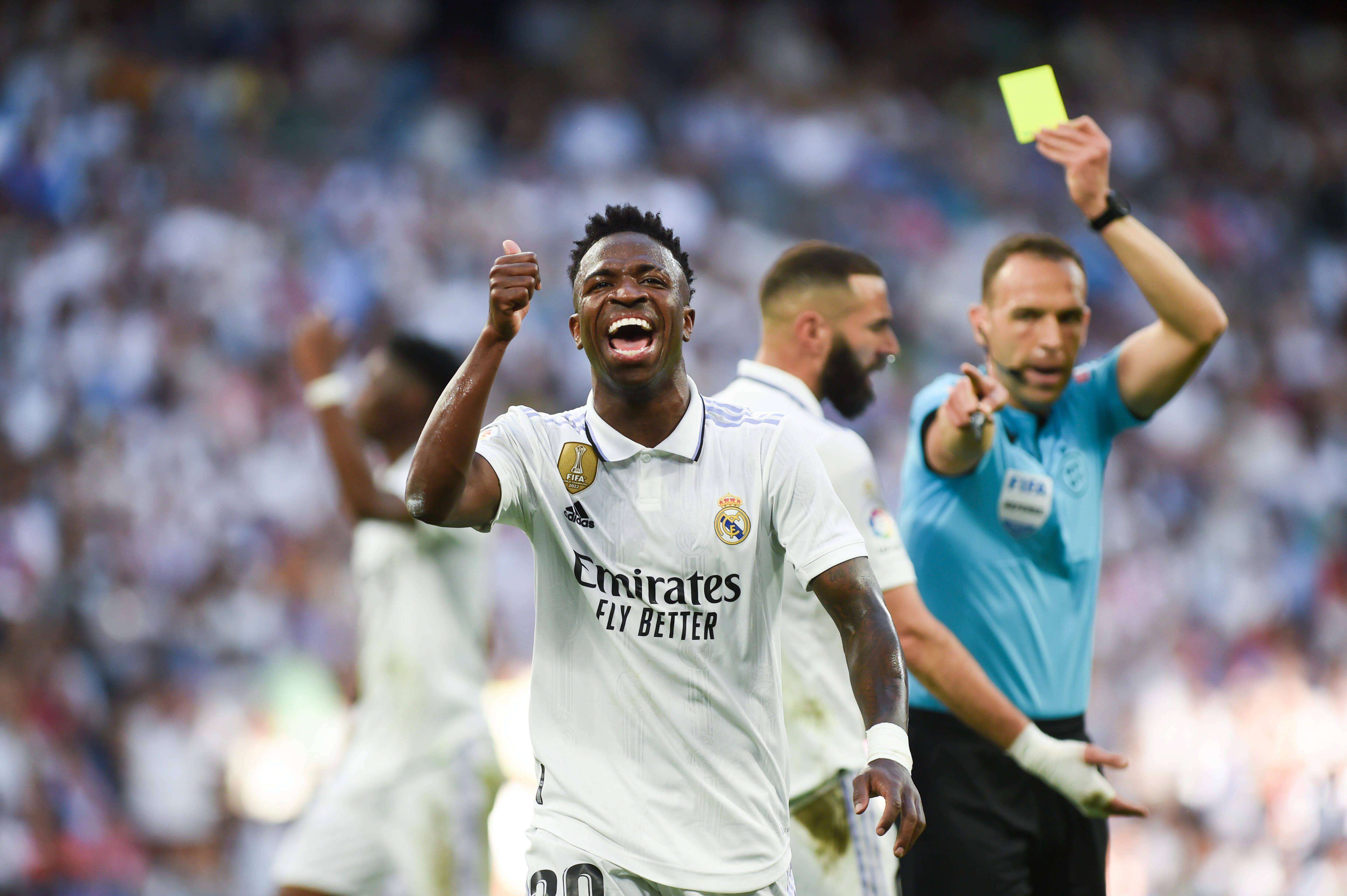 Vinicius recibiendo una amarilla en LaLiga (Cordon Press)