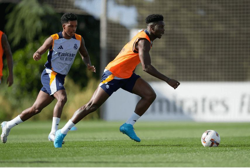 Tchouameni entrenando con Rodrygo en el Real Madrid.