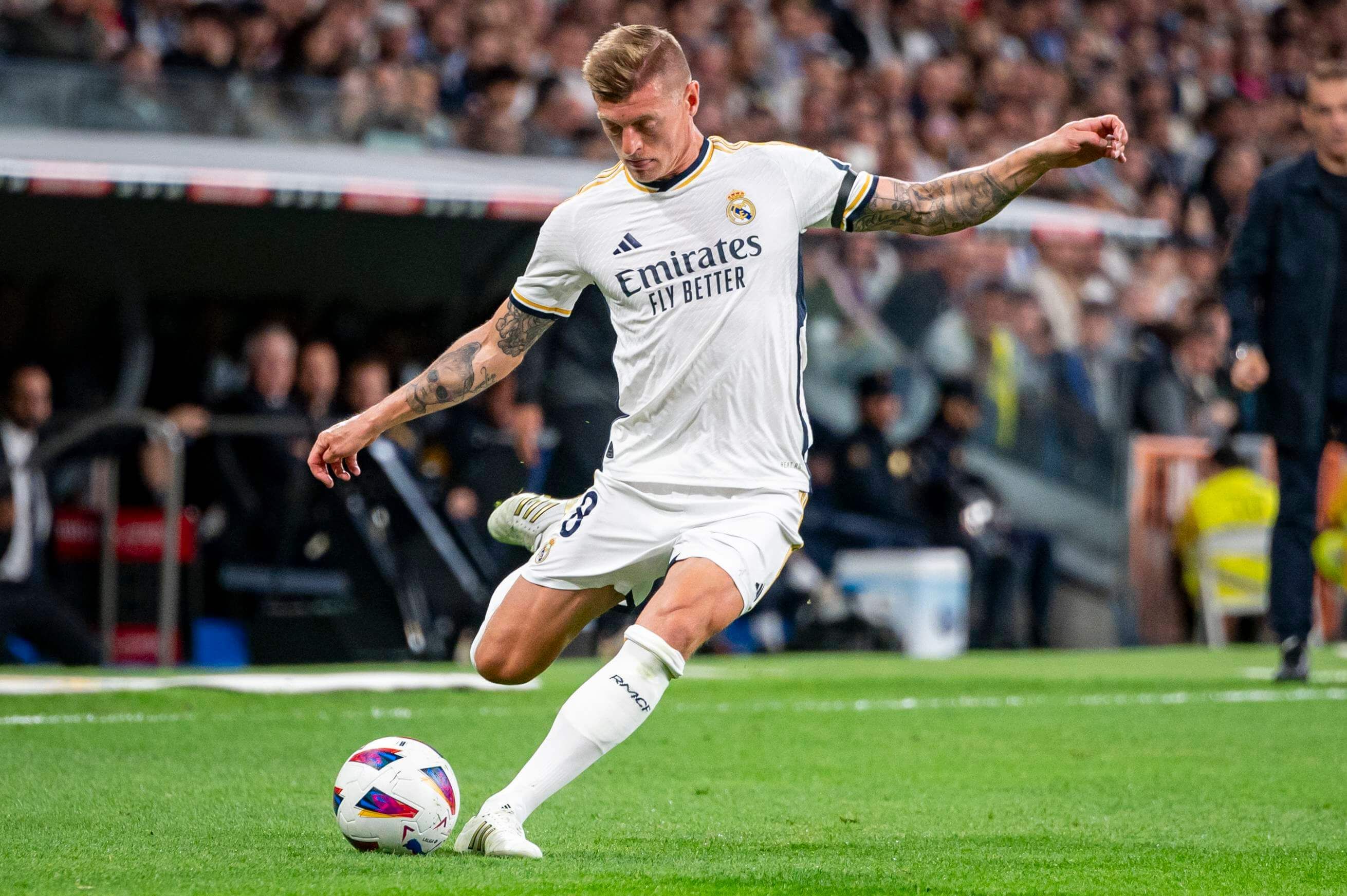  Toni Kroos 'golpea' la pelota en un partido del Real Madrid.
