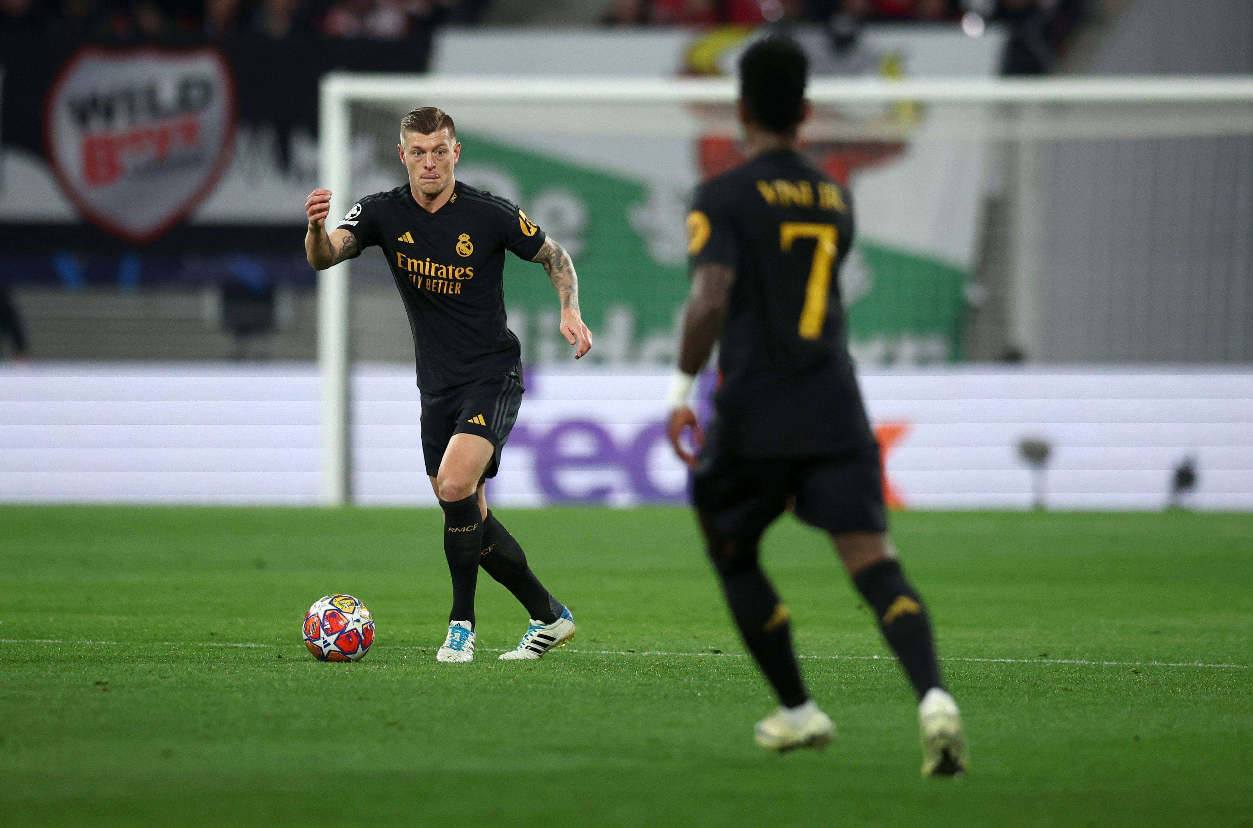 Toni Kroos ofreciendo un pase a Vinicius en el Leipzig - Real Madrid.