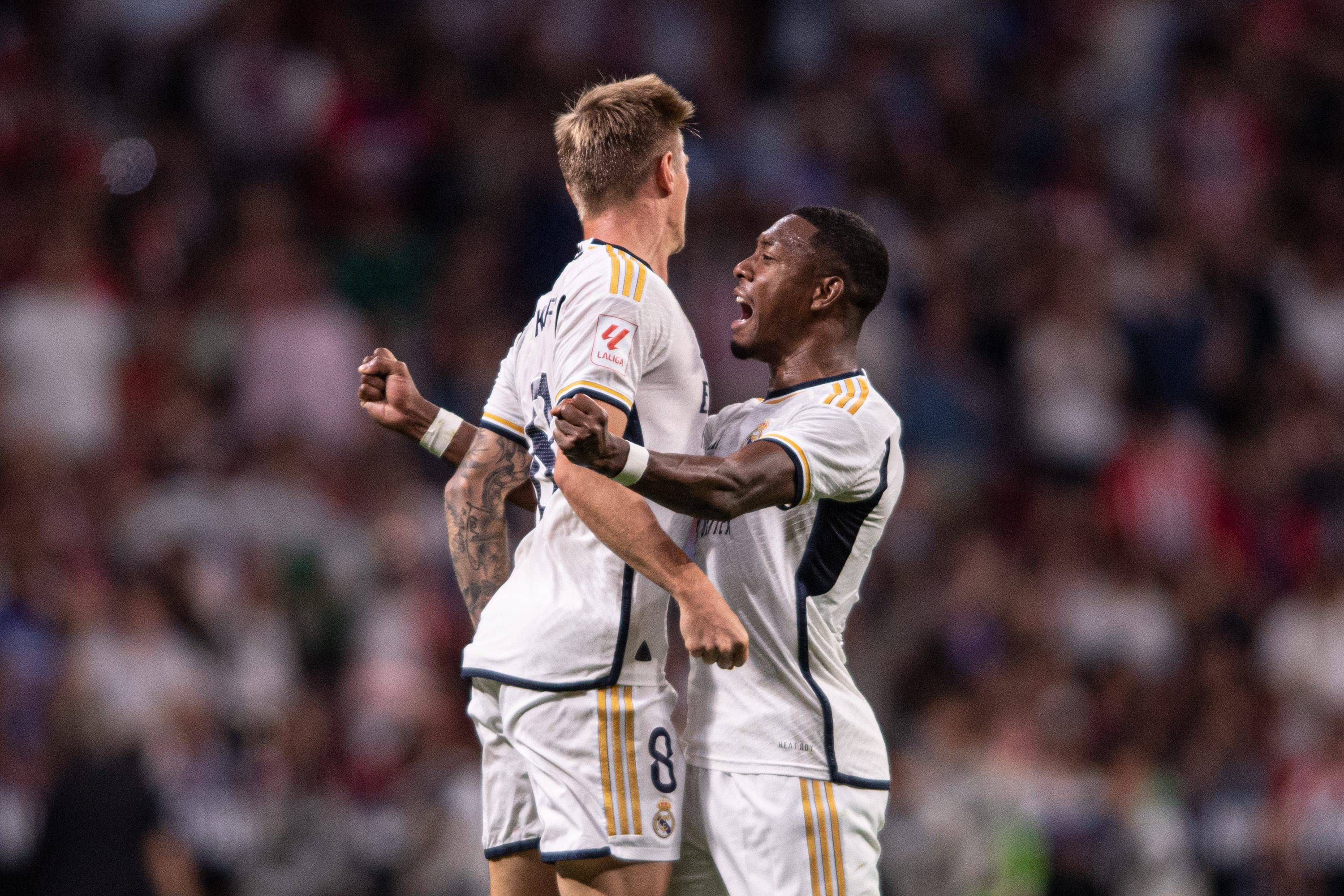  Toni Kroos y David Alaba celebran el gol del alemán en el derbi.