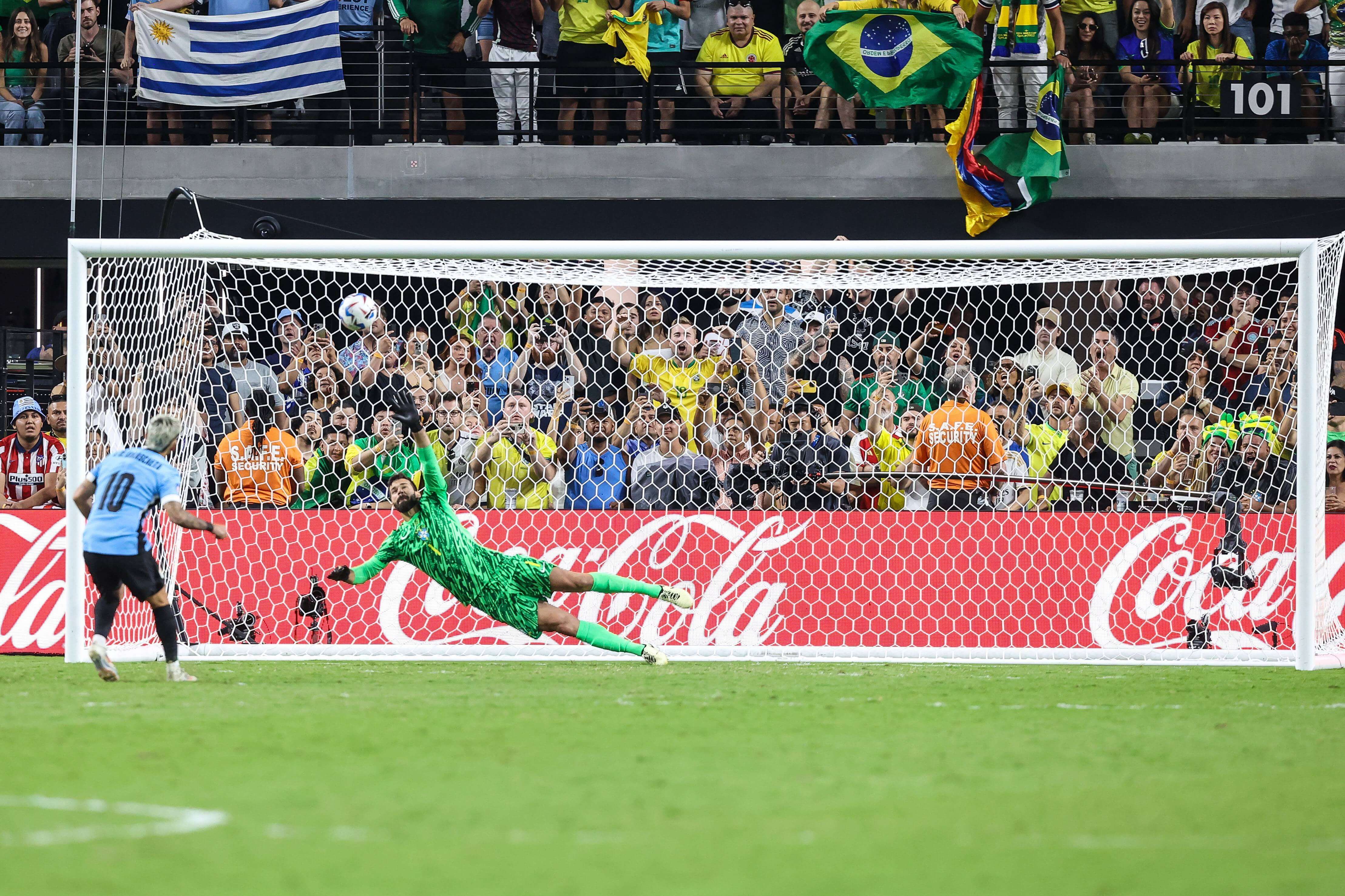  Giorgian de Arrascaeta transforma su penalti en el Uruguay-Brasil.
