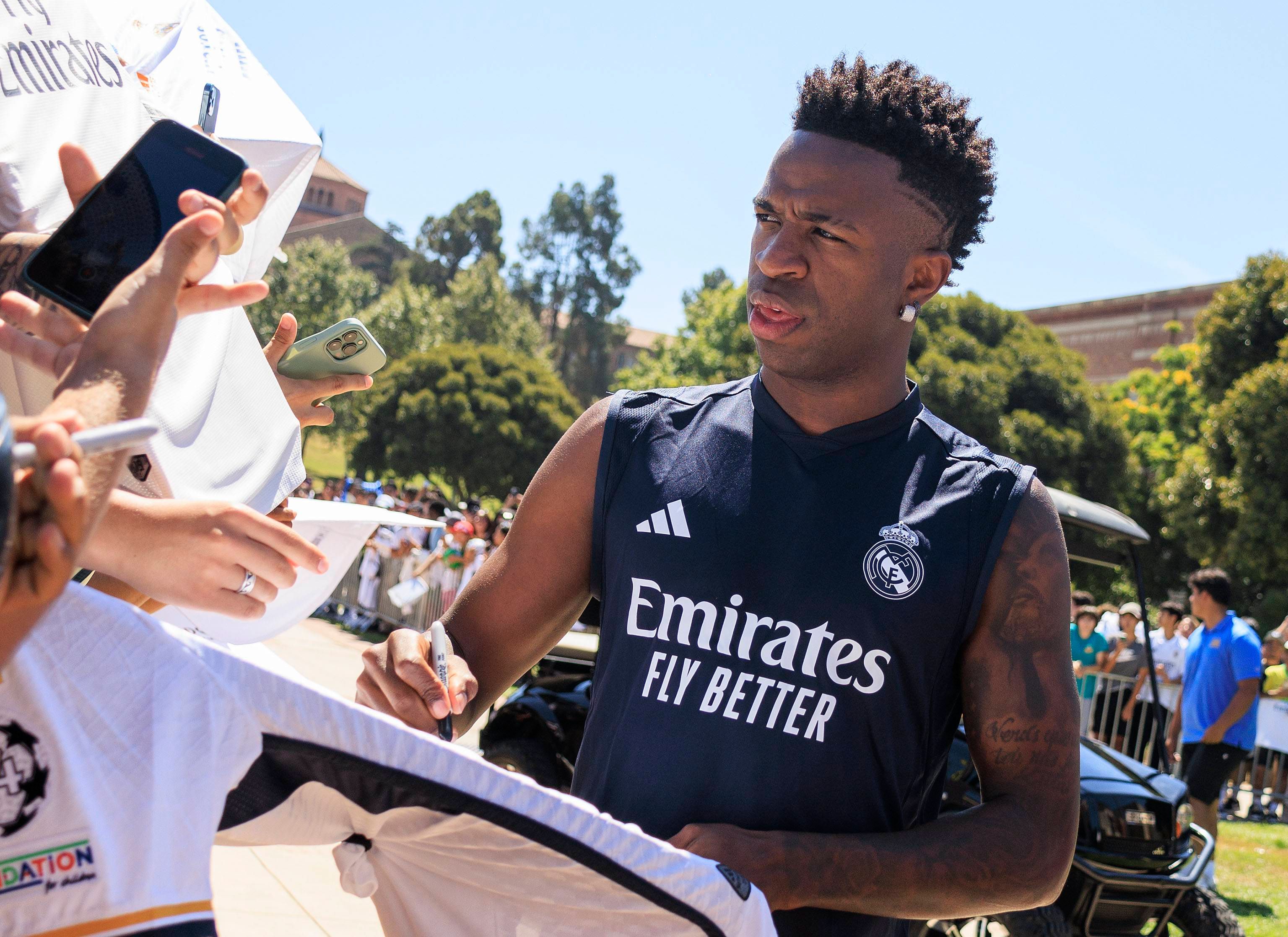  Vinicius firmando autógrafos en la gira de EEUU.