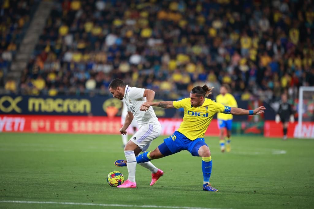  Eden Hazard supera a Espino en el Cádiz - Real Madrid.