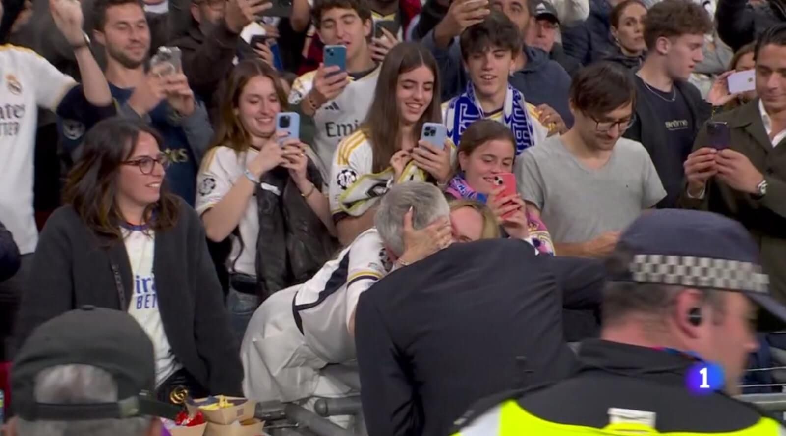  La imagen de una hegemonía épica: el saludo de Zidane y Ancelotti, tres Champions cada uno con el