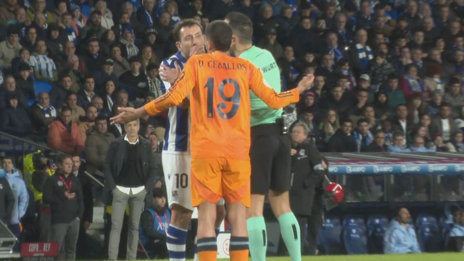  Sánchez Martínez, mediando entre Oyarzabal y Dani Ceballos.