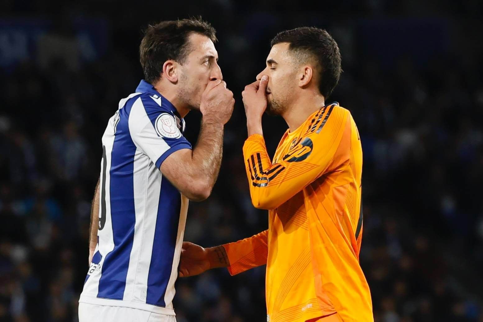 Mikel Oyarzabal y Dani Ceballos, dialogando después de los insultos