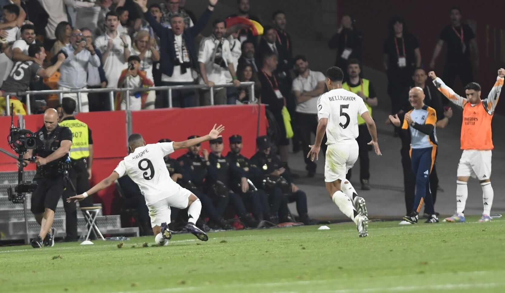  Kylian Mbappé, celebrando su gol de falta contra el Barça