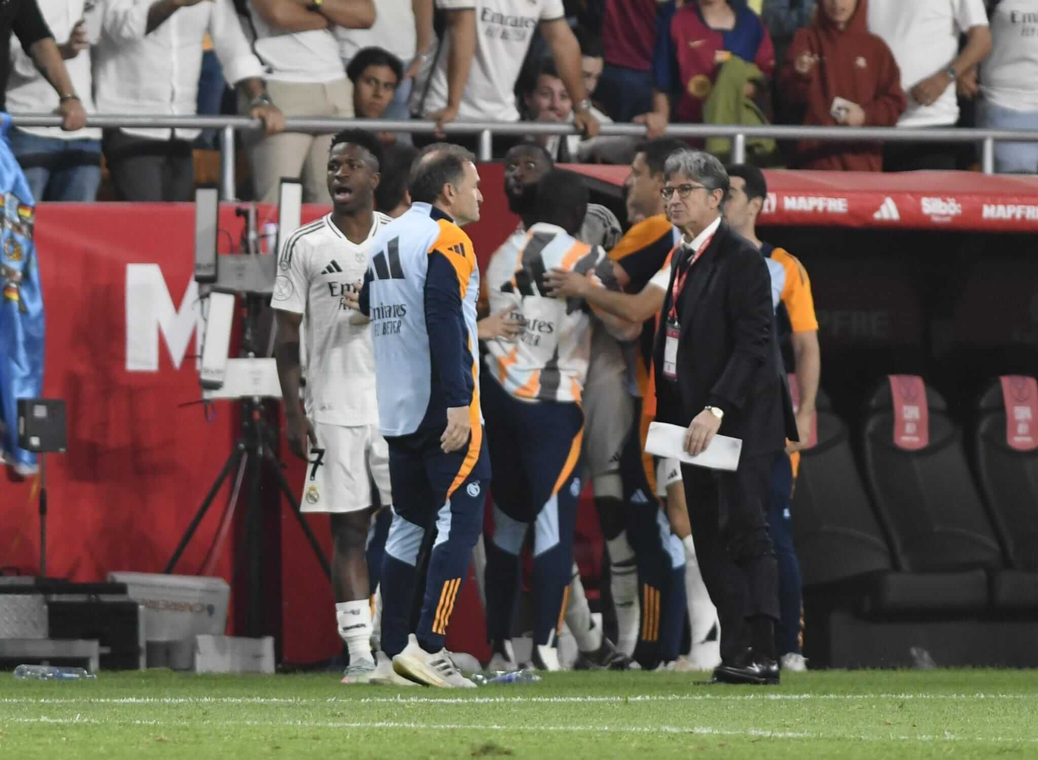 Varios jugadores del Real Madrid intentan frenar a Rudiger